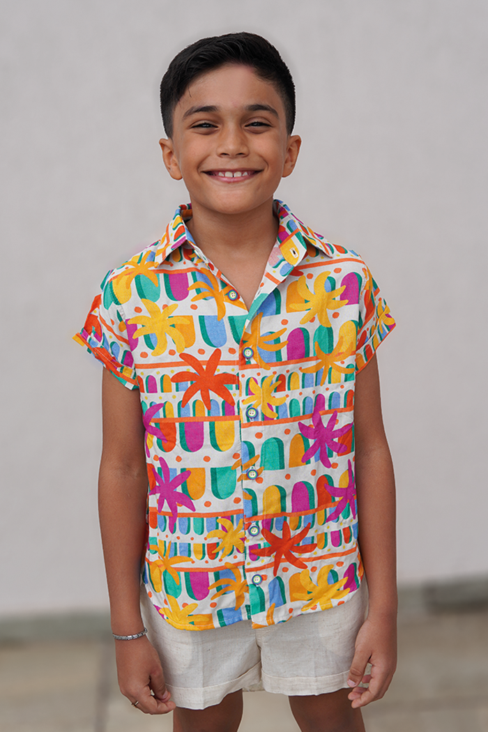 Camisa infantil estampada para meninos com estampa divertida e botões frontais