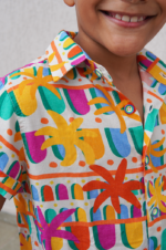 modelo vestindo camisa olivo kids de perto mostrando detalhes dos botões