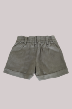 bermuda infantil lisa com cós de elástico e bolsos, perfeita para look lindos e sofisticados