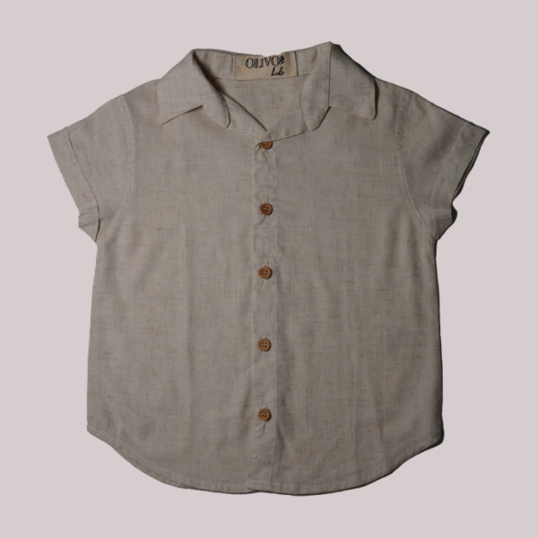 Camisa infantil lisa na cor cru com botões frontais, perfeita para look lindos e sofisticados