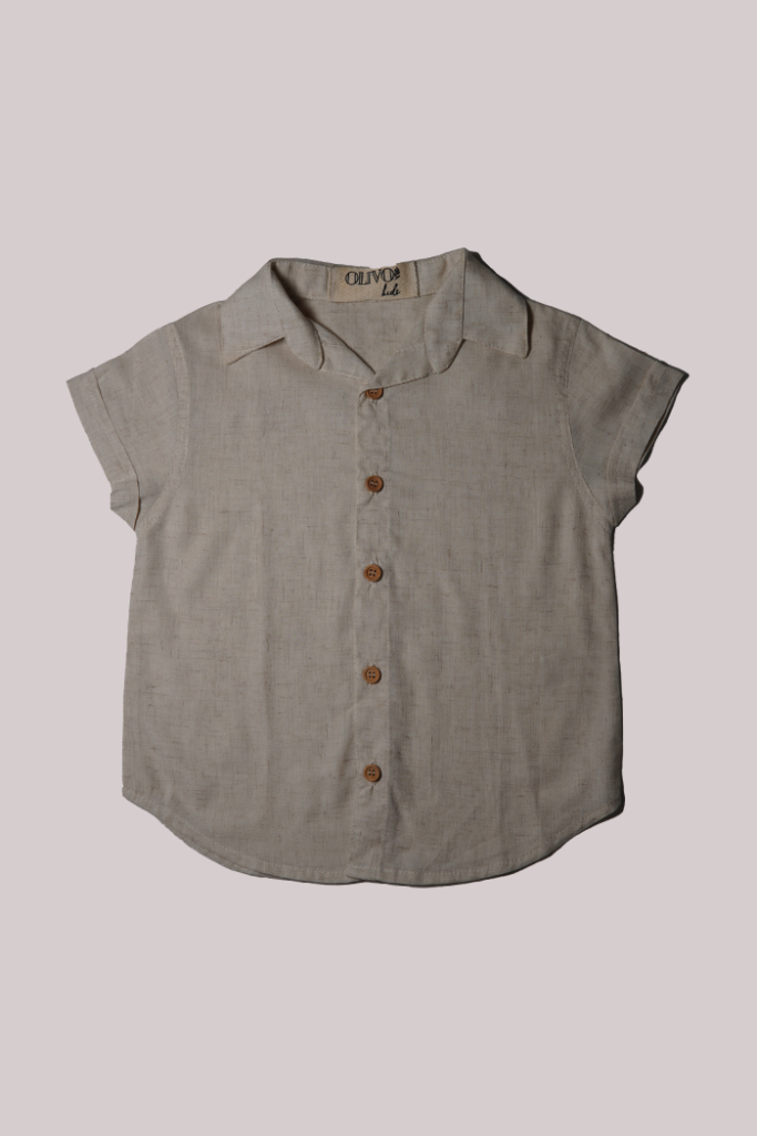Camisa infantil lisa na cor cru com botões frontais, perfeita para look lindos e sofisticados