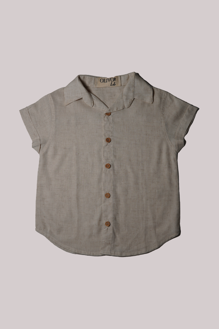 Camisa infantil lisa na cor cru com botões frontais, perfeita para look lindos e sofisticados
