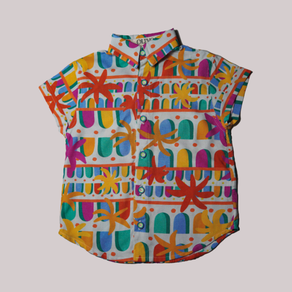 Camisa infantil estampada para meninos com estampa divertida e botões frontais