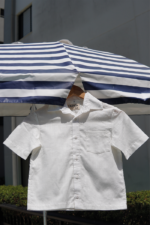 Camisa infantil off white para meninos com ombro deslocado e botões frontais