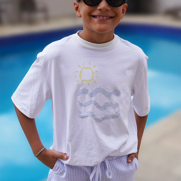 modelo usando look completo olivo kids, sendo camiseta estampada lá vem o sol e bermuda listrada