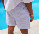 detalhes da bermuda listras azuis bem de perto