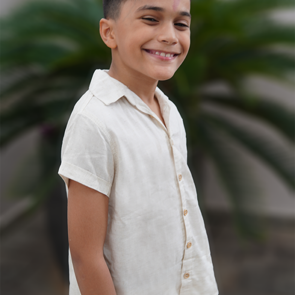camisa infantil cru com botões de madeira, perfeita para look lindos e sofisticados