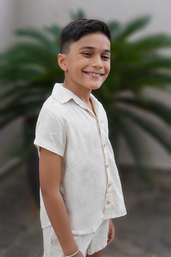 camisa infantil cru com botões de madeira, perfeita para look lindos e sofisticados