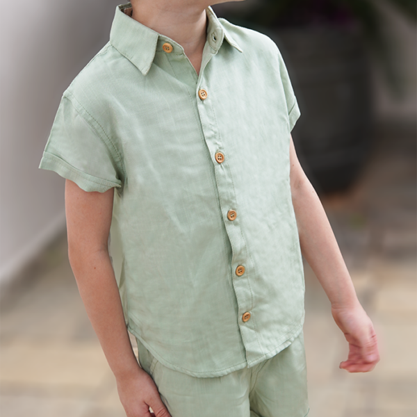 modelo vestindo look total olivo kids, Camisa tecido liso infantil e bermuda tecido liso