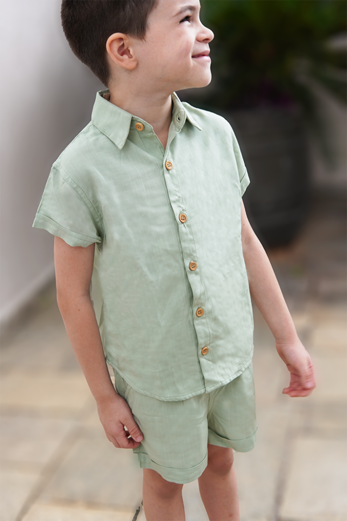 modelo vestindo look total olivo kids, Camisa tecido liso infantil e bermuda tecido liso