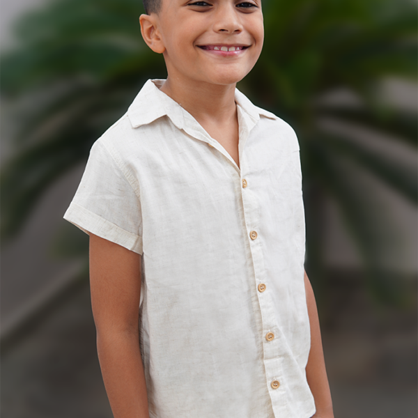Camisa infantil de viscolinho liso e botões frontais para meninos