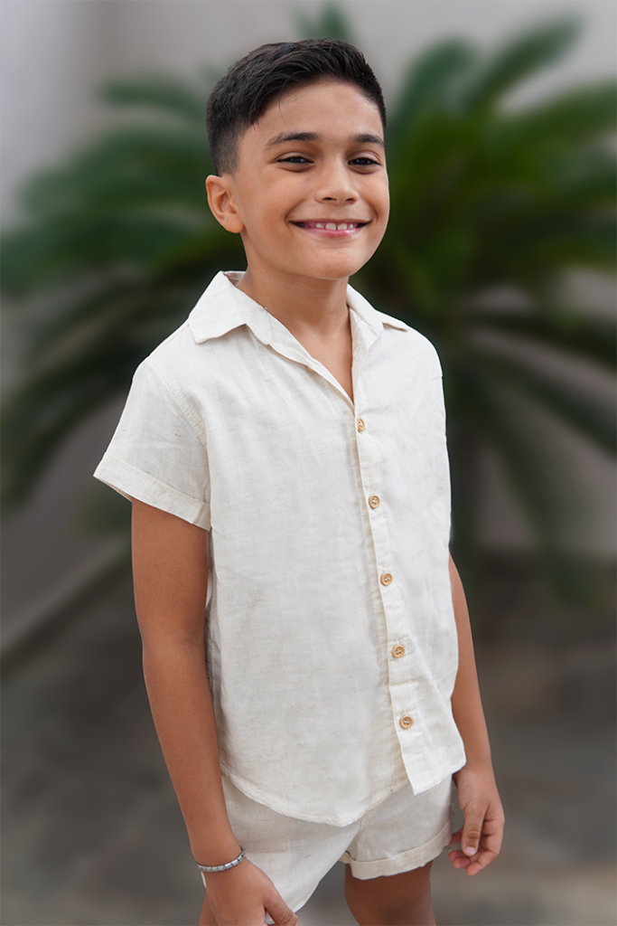 Camisa infantil de viscolinho liso e botões frontais para meninos