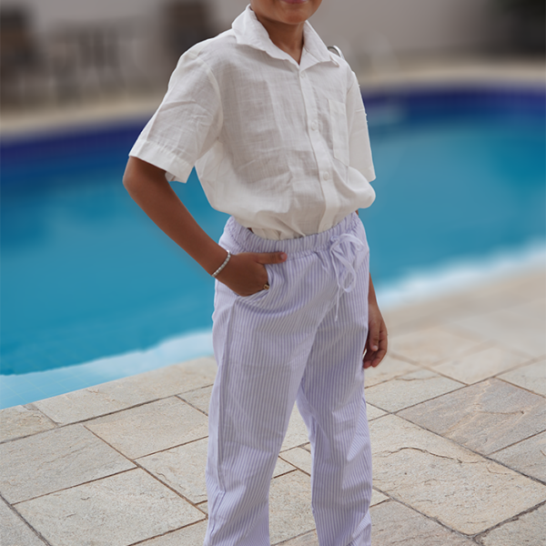 Calça infantil listrada azul em tecido leve, vista frontal