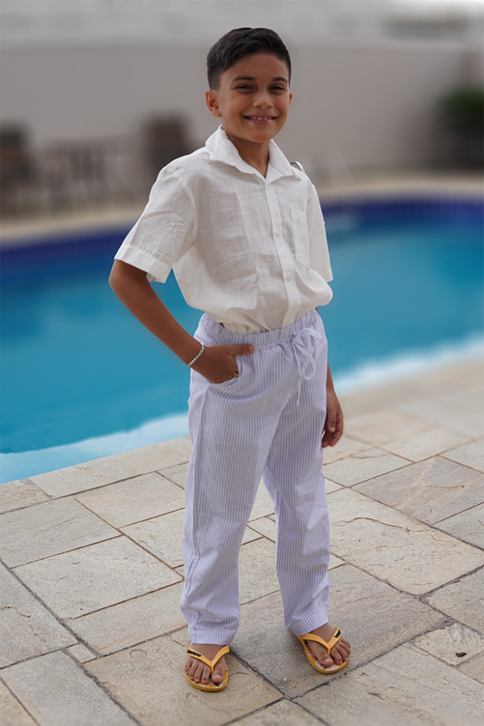Calça infantil listrada azul em tecido leve, vista frontal