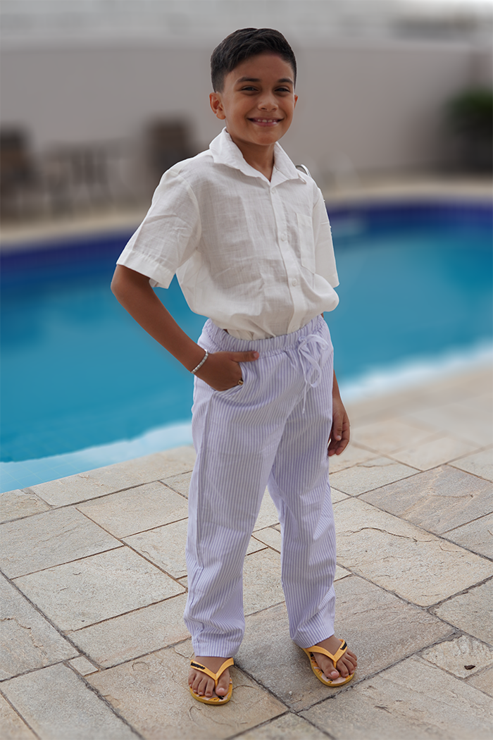 Calça infantil listrada azul em tecido leve, vista frontal